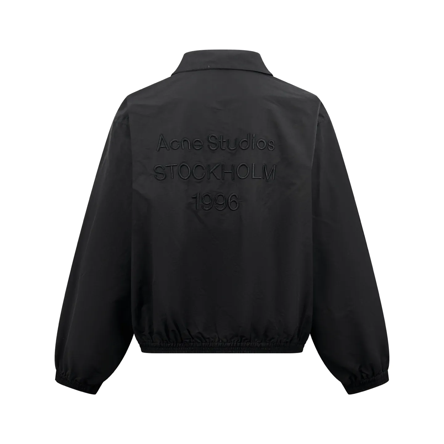 Acn Studios embroidered logo jacket, custom-made Ninglan light woven machine blend, lightweight and windproof, stiff and tough, dark night and calm, embodying Scandinavian cool minimalist aesthetics, stand-up collar with full zipper for neat opening and closing, full lining on the inside to improve the smoothness of putting on and taking off, elasticated and precise cuffs at the hem, creating a relaxed and loose cropped silhouette, three-dimensional logo embroidery in the same color on the back, engraved with STOCKHOLM Chronicle The embroidery is integrated with the body of the garment, hiding the brand's traceability context. The minimalist shape integrates the functional core to interpret the relaxed and relaxed style of high-end ready-to-wear. Process 1: Using imported machine embroidery technology. Using advanced computer control systems and precision mechanical components to realize the Acne Studios logo embroidery operation. High precision. The lines are smooth and delicate. Process 2: The fabrics have been fermented and washed. They have a better hand feel and texture. They are not easy to deform, shrink or fade. Maintain long-term beauty Accessories: Customized 1:1 Acne webbing Customized 1:1 Acne zipper Customized 1:1 Acne trademark Version: Loose version Size: 44 46 48 50 Style number: CC 7004